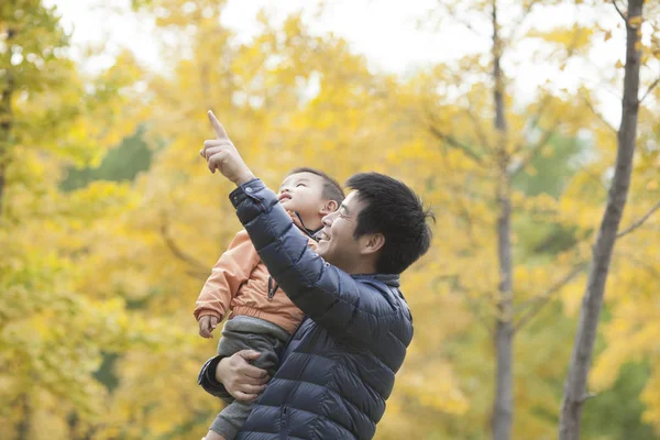 Mutlu gerçek baba ve oğul uzaktan işaret