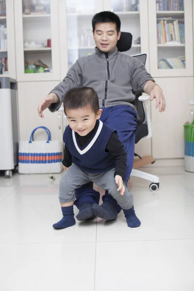 Echt Chinesischer Vater Und Sohn Spielen Drinnen Peking China — Stockfoto