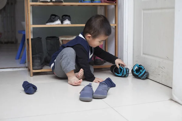 İçeride oynayan sevimli Çinli erkek bebek. Pekin, Çin.