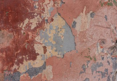 Duvardaki eski püskü kırmızı boya