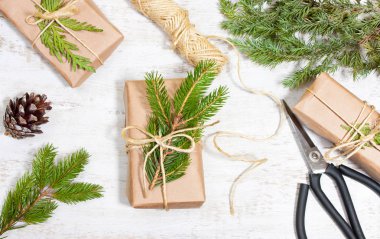 Bir Noel ağacı ve hediyeler dalları dekorasyon