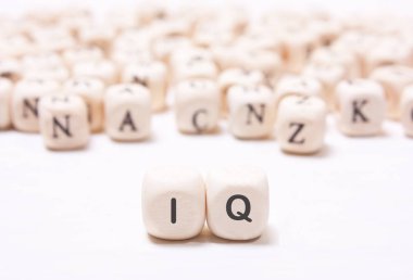 Bulanık Letonyalı bir arka plan üzerinde beyaz zar üzerinde kelime 