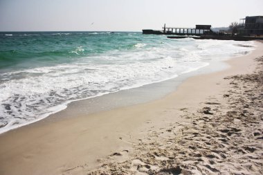 Eski beton, taş iskele ve deniz Bridge'de. 
