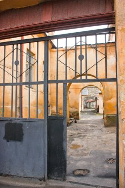 Avlunun girişinde tarafından eski çit