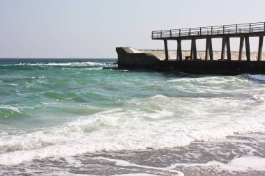 Eski beton, taş iskele ve deniz Bridge'de.