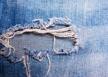 Mavi jeans üzerinde delik