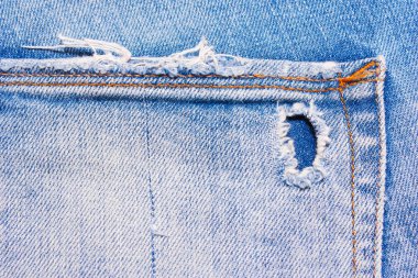 Arka cebimde mavi, yırtık kot pantolon