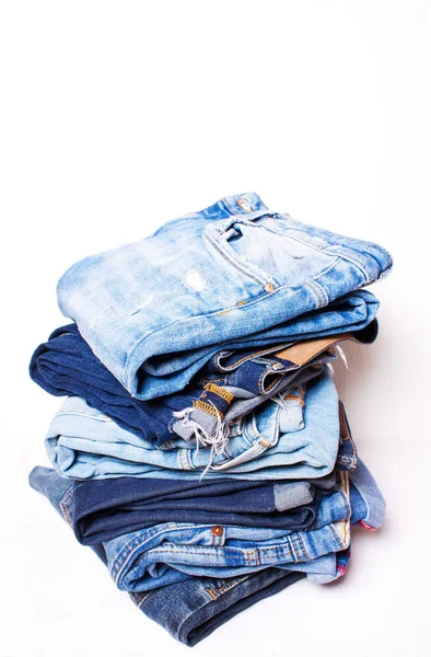 Qualche paio di jeans blu — Foto Stock