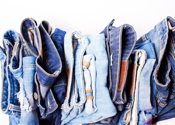 Molti diversi blue jeans di fila — Foto Stock