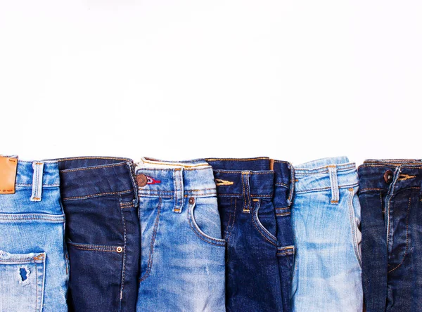 Jeans azul em uma linha, textura de ganga — Fotografia de Stock