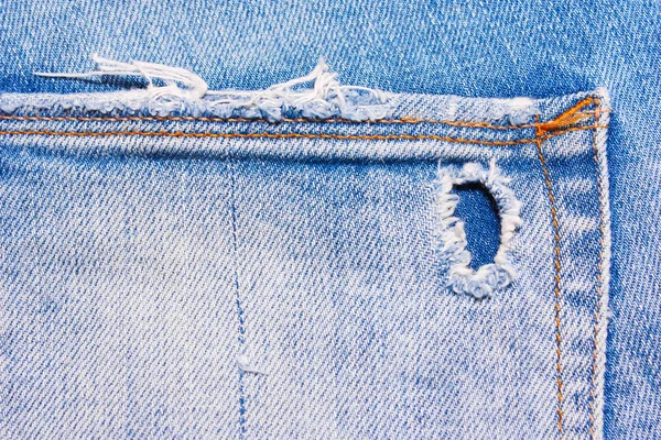 Tasca posteriore di jeans blu strappati — Foto Stock