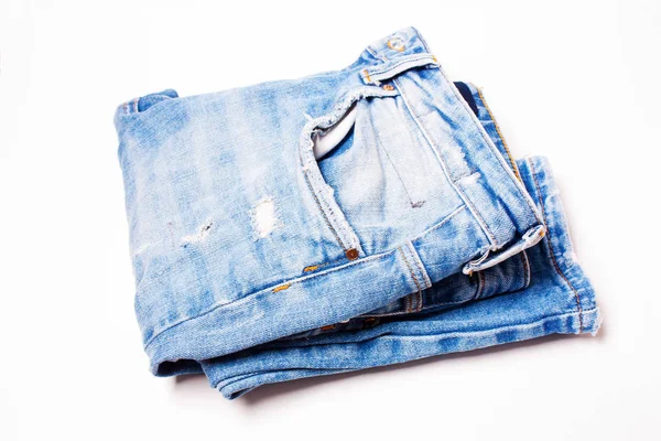 Jeans blu primo piano su sfondo bianco — Foto Stock