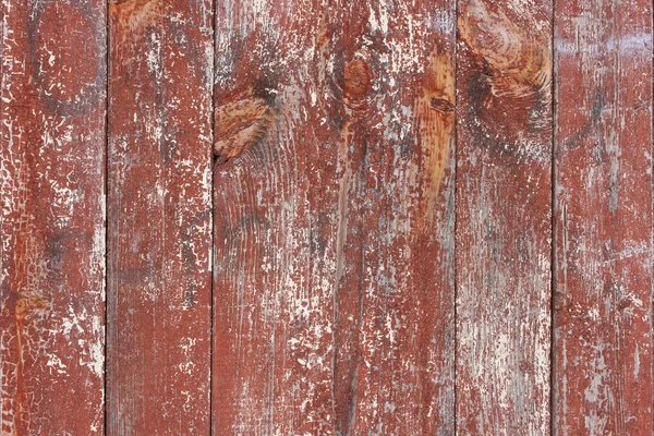 Il vecchio, verticale, in legno, sfilacciato, la vernice è rossa nella crepa — Foto Stock