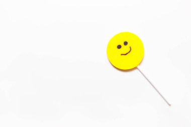 Lolipop şeker gülümseme beyaz zemin üzerinde. T