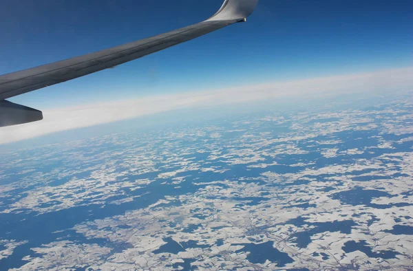 Aviões de asa no céu azul sobre o solo — Fotografia de Stock