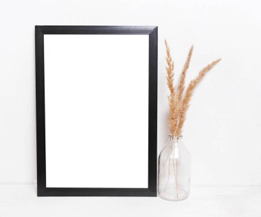 Boş siyah resim çerçeveleri, hippi tarzı çalışma alanında Mockup