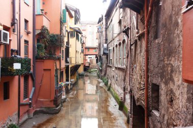 Bologna bir pencere arkasında gizli eski su kanalı 