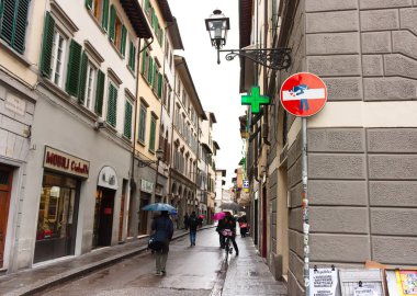 Florence, İtalya - 06 Şubat 2017: Eski ortaçağ sokakta 