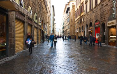Florence, İtalya - 06 Şubat 2017: Eski ortaçağ sokakta 