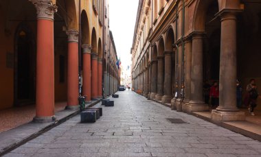Bologna, İtalya-08 Şubat 2017: kemerli Archig, sokak