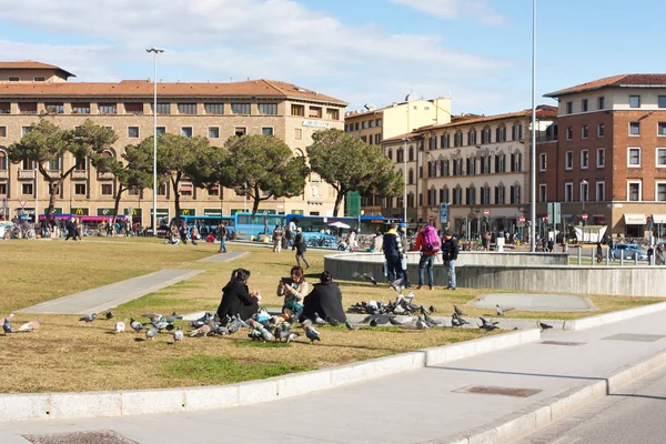 FLORENCIA, ITALIA - FEBRERO 06, 2017: La gente se relaja en la hierba ne — Foto de Stock