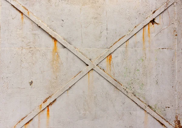 Croix sur des portes métalliques, un fond de gris, peinture fissurée, rouille — Photo
