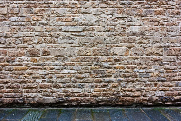 Gamla, medeltida väggen i en byggnad i Italien. Konsistens av en sten. — Stockfoto