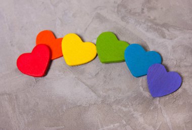 Gökkuşağı rengi ahşap kalplerinde. Lgbt sembolü