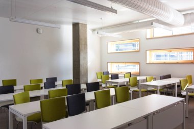 Çalışma odası, sınıf öğrenciler için boş... Beyaz masa, duvarlar ve 