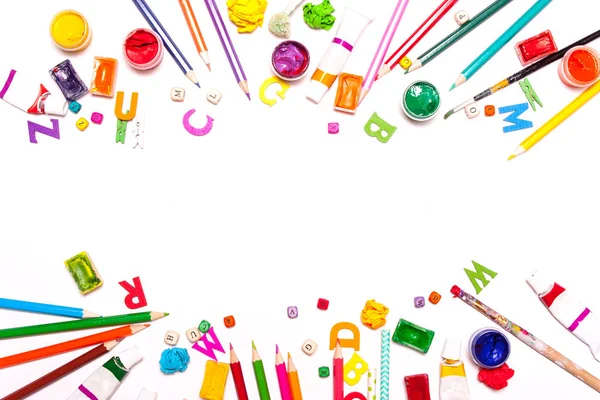 Renkli kalemler, bir arka plan boyar. İşyeri Tasarımcısı, sanat