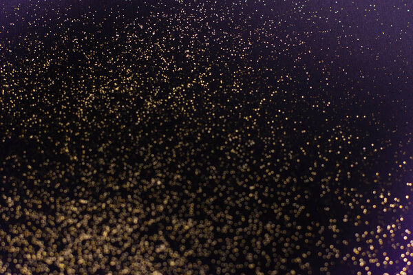 Золотой, десфокусированный глайтер на темно-синем, черном заднем плане
. 