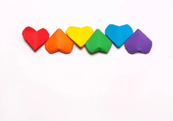Papierherzen in einer Regenbogenfarbe. lgbt — Stockfoto