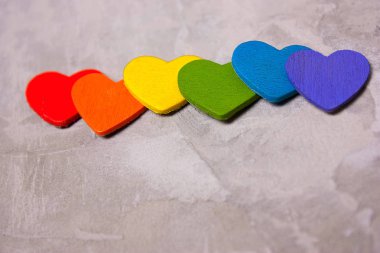 Gökkuşağı rengi ahşap kalplerinde. Lgbt sembolü