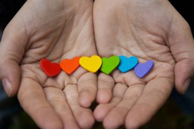  kadınların elleri gökkuşağı rengi kalplerinde. Lgbt S