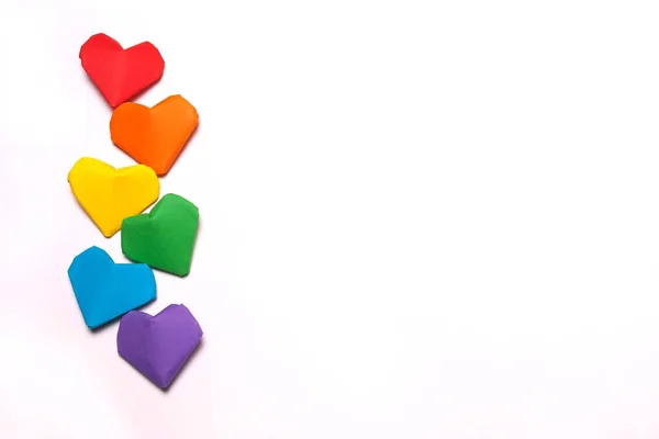 Papierherzen in einer Regenbogenfarbe. lgbt-Symbol — Stockfoto