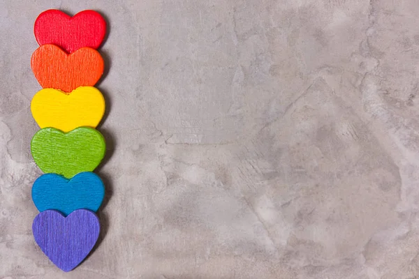 Herzen in der Farbe des Regenbogens. Symbolbild von lgbt — Stockfoto