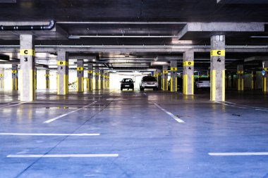 Hangi arabaların durduğu yer altı otoparkı.. 