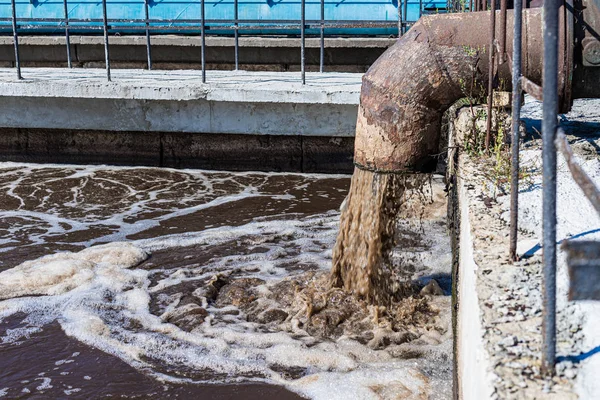 Tedavi tesisi. Şehir kanalizasyonu. Kirli su borulardan akıyor.. 