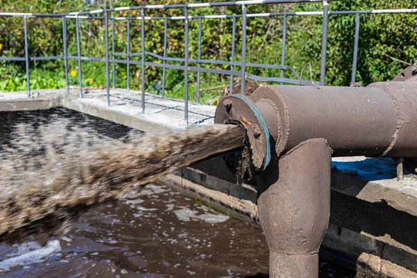 Planta de tratamiento. Alcantarillado municipal. El agua fluye de las tuberías. Medio ambiente — Foto de Stock