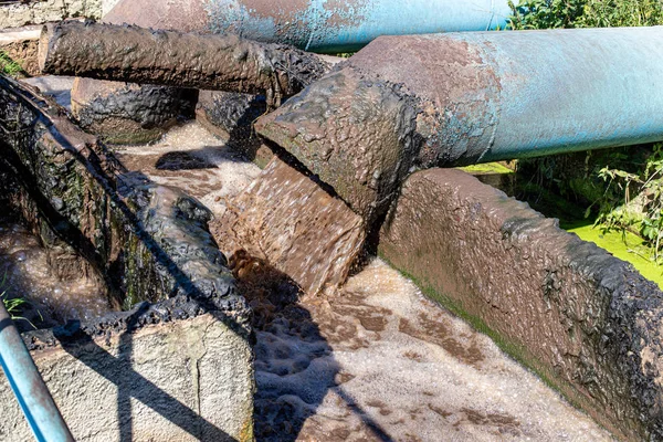 Planta de tratamiento. Alcantarillado municipal. El agua fluye de las tuberías. Medio ambiente — Foto de Stock