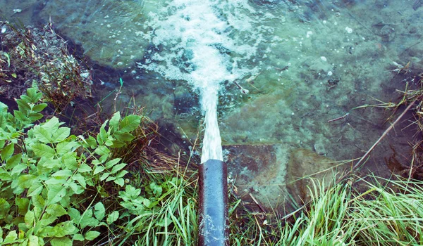 Pollution de l'environnement.Les eaux usées coulent dans le lac, la rivière . — Photo