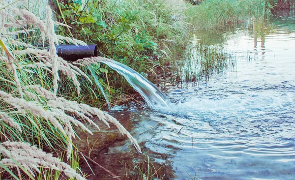 Lağım göle akıyor, nehre. Çevre kirliliği.