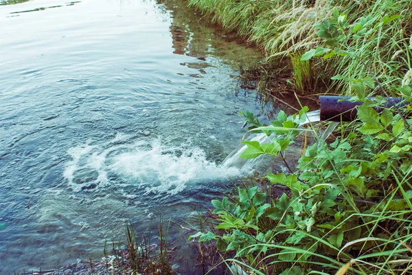 Contaminación ambiental.Las aguas residuales desembocan en el lago, río . — Foto de Stock