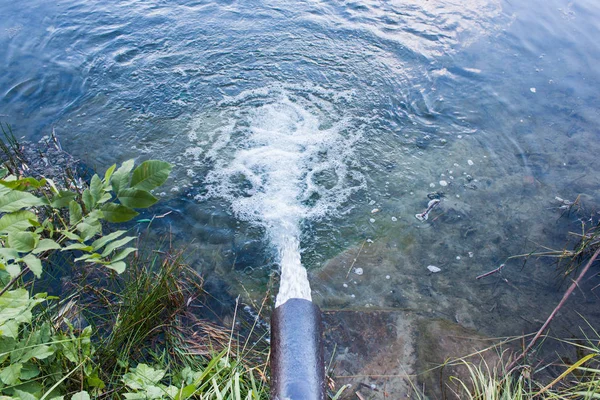 Las aguas residuales desembocan en el lago, río. . — Foto de Stock