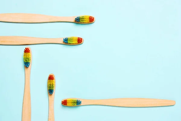 Eco cepillo de dientes de bambú, orgánico sobre un fondo azul de color b —  Fotos de Stock