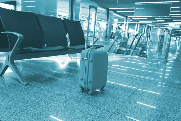 Suitcase in the waiting room, at the airport — Stock Photo, Image