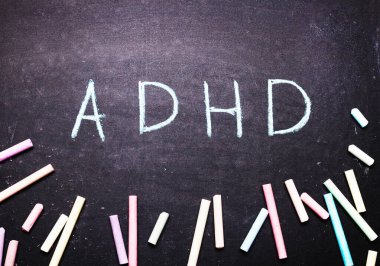Adhd kelimesi tebeşir tahtasında yazılı.