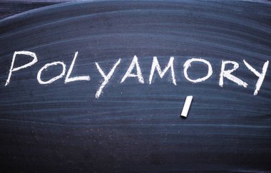 Tahtaya tebeşirle yazılmış poliamoriler..