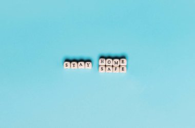 Evde kal, güvende ol. Salgın. Karantinaya alın. Coronavirüs