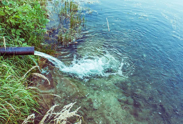 Esgoto Flui Para Lago Rio Água Flui Dos Canos Poluição — Fotografia de Stock